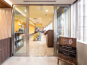 【ライブラリーカフェ】チェックイン後のカフェスペースとしても、ご利用いただけます