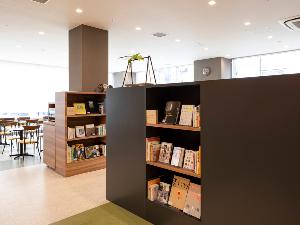 ×【ライブラリーカフェ】様々なジャンルの本から、お気に入りの本を見つけるのはいかがでしょうか