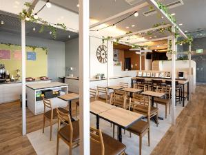 ×ライブラリーカフェ