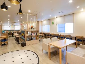 ×【ライブラリーカフェ】お仕事にも気分転換にも…開放的な空間で、思い思いの時間をお過ごしください
