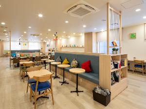 ×【ライブラリーカフェ】お仕事にも気分転換にも…開放的な空間で、思い思いの時間をお過ごしください