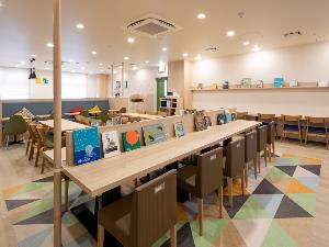 ×【ライブラリーカフェ】様々なジャンルの本から、お気に入りの本を見つけるのはいかがでしょうか