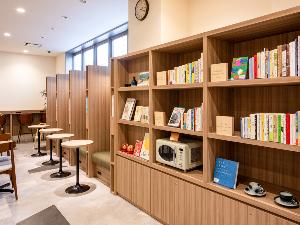 【ライブラリーカフェ】プロが選書した書籍を設置しております。フリードリンクと共にご利用ください