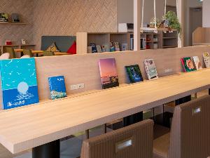 【ライブラリーカフェ】選書のプロがセレクトした100冊以上の本◆地域にまつわる情報誌や旅行誌をご用意
