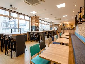 【ライブラリーカフェ】お仕事にも気分転換にも…開放的な空間で、思い思いの時間をお過ごしください