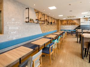 【ライブラリーカフェ】チェックイン後のカフェスペースとしても、ご利用いただけます