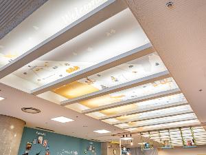 【ライブラリーカフェ】お仕事にも気分転換にも…開放的な空間で、思い思いの時間をお過ごしください