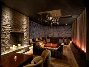 地下1階のメインバー「M BAR」はクラシックジャズが静かに流れる大人の隠れ家。個室もご用意しております。
