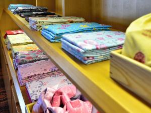 ■【別館宿泊専用ラウンジ「七竃」】／女性の方へ色鮮やかな色浴衣をお貸し出しいたします。