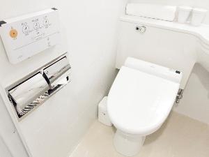各客室に温水洗浄便座（ウォシュレット）を完備しております。（暖房機能はございません。）