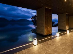 洞爺湖との一体感を味わえるエントランス