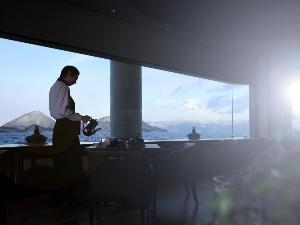 朝の水のテラスダイニング「The洞爺」