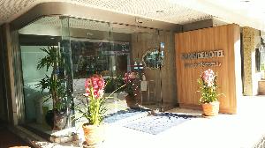 ホテル入口（国道2号線沿いとわかりやすい立地です。）