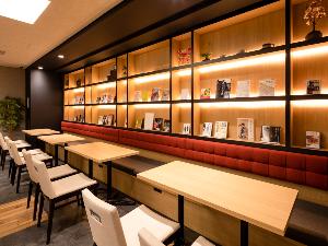 ×【ライブラリーカフェ】プロが選書した書籍を設置しております。フリードリンクと共にご利用ください。