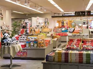 【売店】紀州名産のお土産やパンダグッズなど取り揃えております。