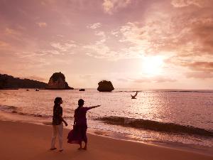 ホテル隣接の月が浜ビーチは夕日も絶景です