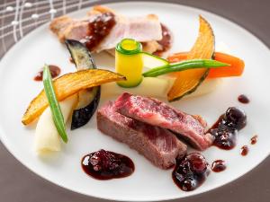 【ヴィアンド】土佐のブランド肉、土佐あかうしと美鮮豚を一つのプレートで味わえる贅沢な一皿。