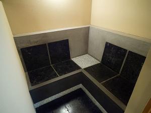 【貸切岩盤風呂SHIZUKA】当館では岩盤風呂を全8床ご用意、 座卓もございます。温泉との相乗効果が期待できます。