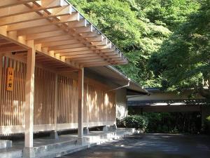 山の麓に佇む上品な料亭旅館。自然の音響やせせらぎに包まれた空間で、静かにお寛ぎいただけます。
