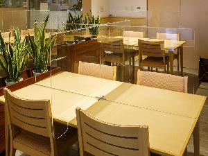 食事会場は全席「卓上飛沫防止アクリルパテーション」設置