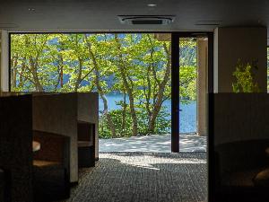 おしどりの池を望むレストラン「on the lake」