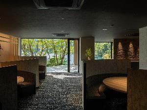 おしどりの池を望むレストラン「on the lake」