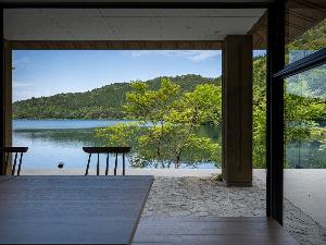 おしどりの池を望むレストラン「on the lake」