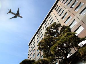 【外観】当館の真上を通過する飛行機。函館空港からすぐ近くの立地のため、着陸する飛行機がすぐ真上を通ります。