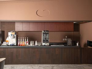 【SKY SALON BOUKYOU】宿泊者無料で、生ビールや果実酒にソフトドリンク、北海道産の生乳を使用したソフトクリームをご用意しております。 提供時間／14：00～20：00