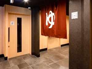 ×【大浴場入口】 女性用大浴場をご利用のお客様はフロントへ一度お立ち寄りください