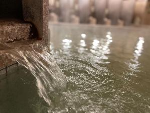 天然温泉　湯出量は豊富です。