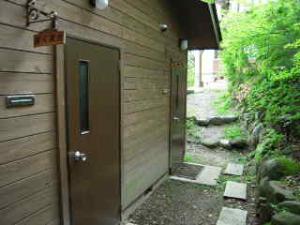 別棟　露天・気泡風呂までのアプローチ