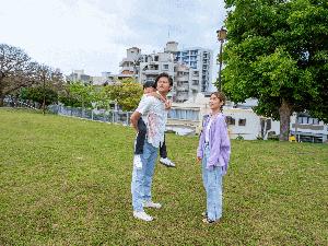 松山公園（徒歩約1分）那覇市民憩いの公園であり、桜の名所としても人気です。園内のガジュマルの樹は南国の雰囲気を醸し出し、必見です。朝夕のお散歩コースにおすすめです。
