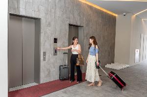 ホテルフロントは２階にございます。エレベーターにて２階へお越しくださいませ。夜間はセキュリティのため、カードキーをお持ちのお客さま以外はエレベーターをご利用いただけません。