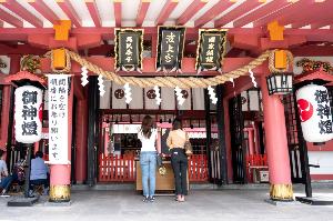 波上宮（徒歩約10分）那覇港を望む高台に位置し、那覇市民に「なんみんさん」として親しまれる波上宮は、琉球国一の宮として信仰を集めているパワースポットです。（当ホテルより徒歩約10分）