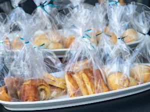 朝食には、パティシエが店内で焼き上げた自家製パンをご提供しています。テイクアウトの販売もございます。