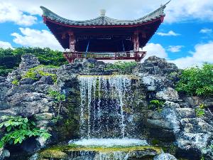 福州園（徒歩約3分）那覇市と福建省福州市の友好を記念して1992年に開園した中国式庭園「福州園」は、那覇の街中にありながら、異国情緒を感じられるフォトスポットです。（当ホテルより徒歩約3分）