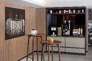ラウンジでご利用頂けるフリーコーヒーマシン。コーヒー好きには堪らない本格コーヒーをお楽しみ頂けます。また、アプリを用いてお好きな写真や画像をカフェアートにできるマシンもご用意。旅の思い出にどうぞ。