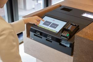当ホテルでは自動チェックイン機を導入しキャッシュレス決済を実現。各種クレジットカード、モバイル決済にてご精算が可能です。