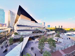 四季劇場「春」「秋」「自由劇場」およびWaters竹芝(ホテルから徒歩約13分)