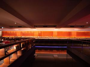 【BAR long good-bye】旅の夜くらいは、ゆっくりとお休みいただきたいという思いから、あえて営業時間を0時までにしています。時間の許す限り、美味しいお酒と大切な方との語らいをお愉しみください。 