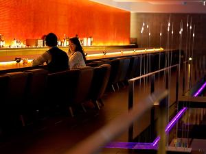 【BAR long good-bye】長い一枚板のカウンターが印象的なバー。是非お二人で特別な時間を。