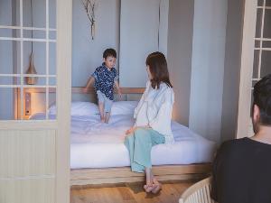 お子様ともゆっくりお休み頂けるスイートルームのダブルベッド