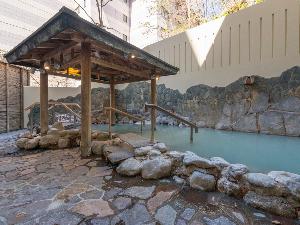 【月の湯】開放的な露天風呂