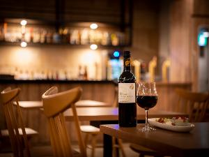 夜もシックに。BAR「ROWAN　FOOD　HALL　SECOND」