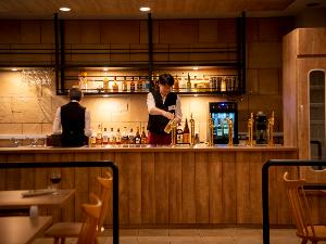 夜もシックに。BAR「ROWAN　FOOD　HALL　SECOND」