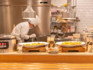 ビュッフェレストラン「ROWAN　FOOD　HALL」