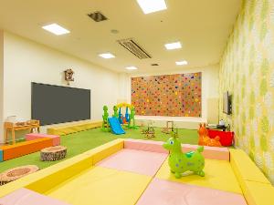 ボルダリングも楽しめるキッズスペース