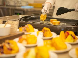 朝食ビュッフェ　人気のフレンチトースト♪