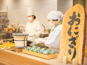 朝食ビュッフェの人気コーナー！握りたてのおにぎりはいかがですか？